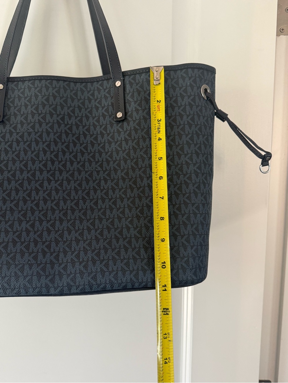 Michael Kors Signature Jet Set Travel Large Drawstring Tote with Center Stripe. - Picture 4 of 13